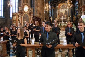 Jugendliche singen im Chorbereich des Stephansdoms