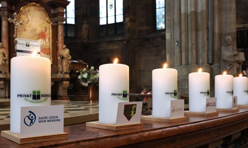 Bild mit angezündeten Kerzen im Stephansdom MitarbeiterInnengottesdienst der diözesanen Schulen