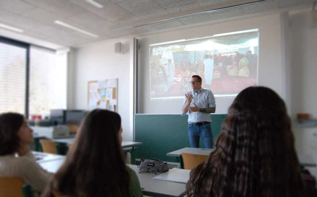 Klassenzimmer mit Vortragenden zum Thema Einblicke in die Caritas