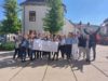 Gruppe von Lehrlingen hält ein Transparent mit der Aufschrift LBS Geras
