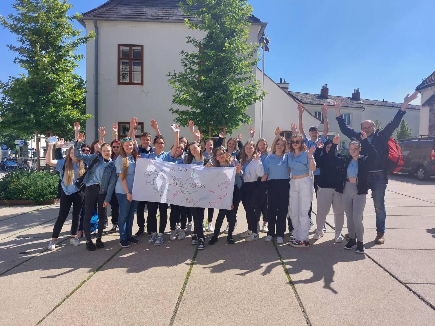 Gruppe von Lehrlingen hält ein Transparent mit der Aufschrift LBS Geras